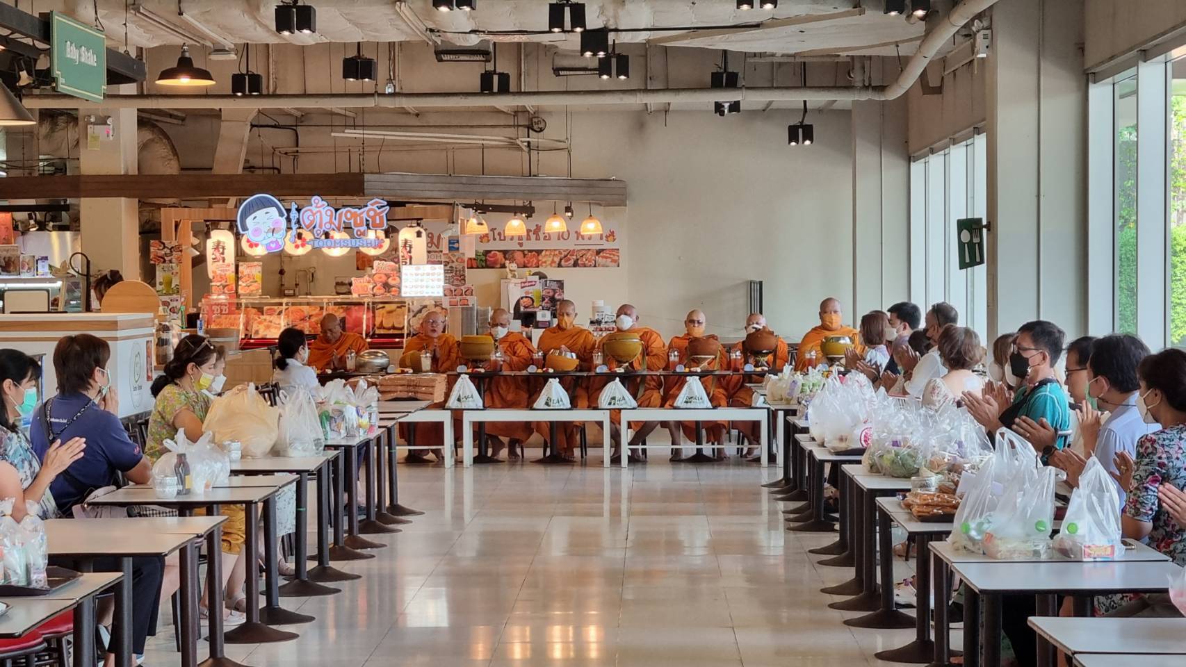 เดอะไนน์ เซ็นเตอร์ พระราม 9 ร่วมกับ ตลาดเสรีมาร์เก็ต ทำบุญตักบาตร เสริมสิริมงคล 